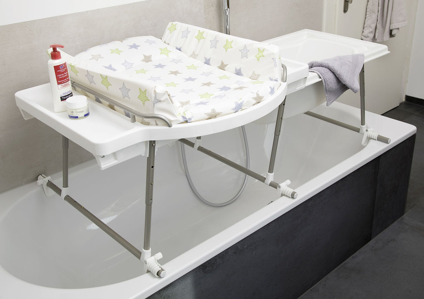 2-in-1 Baby bath and changing solution Aqualino